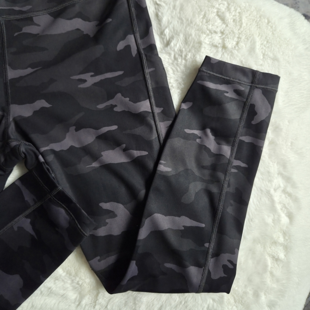 Athleta Ultimate Camo 7/8 Tight Size Medium - Picture 3 of 9